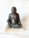 Scultura Buddha Seduto In Bronzo Con Base In Marmo - Bronces