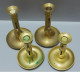 -LOT De 4 BOUGEOIRS LAITON à POUSSOIRS 2 PLUS ANCIENS Sortis De Grenier Déco    E - Candelabri E Candelieri