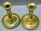 Delcampe - -LOT De 4 BOUGEOIRS LAITON à POUSSOIRS 2 PLUS ANCIENS Sortis De Grenier Déco    E - Candelabri E Candelieri