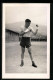 AK Englischer Boxer Mit Verbundenen Händen Posiert Auf Dem Sportplatz  - Boxeo
