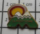 321 Pin's Pins / Beau Et Rare : VILLES / LE MONT-DORE Ne Le Reveillons Pas ! - Villes