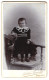 Fotografie Julius Grusche, Neugersdorf I. S., Kleines Mädchen Im Schwarzen, Verzierten Kleid Mit Enttäuschtem Blick  - Anonieme Personen