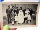 Photo Ancienne Snapshot 1940 Petite Fille En Communion Qui Prie Autour D’elle, Homme Femme, Enfants Dehors - Anonieme Personen