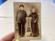 Photo Ancienne Snapshot 1920 Photo Sur Carton, Personnes âgées, Homme Femme Contre Une Sellette Homme à Moustache - Anonymous Persons
