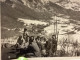 Photo Ancienne Snapshot 1940 Alpes, De Haute Provence, Homme Femme, En Train De Pique-niquer, Derrière Montagne Enneigée - Anonymous Persons