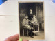 Photo Ancienne Snapshot 1920 Photo, Carte En Militaire Avec Sa Femme, Petite Fille Blonde, Assise Sur La Table, Portrait - Guerra, Militari