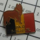 615D Pin's Pins / Beau Et Rare / ANIMAUX / CHIEN BERGER BELGE DRAPEAU BELGIQUE DAG Obert BONJOUR EN BATAVE - Animals