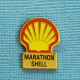 1 PIN'S /  ** MARATHON " SHELL " PARCOURIR LA PLUS LONGUE DISTANCE AVEC 1L DE CARBURANT ** . (B.I. Promocourse) - Autres & Non Classés