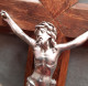 Delcampe - Très Beau Crucifix En Bois De Merisier, Jésus Christ En Métal Argenté, Hauteur 25cm - Religión & Esoterismo