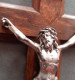 Delcampe - Très Beau Crucifix En Bois De Merisier, Jésus Christ En Métal Argenté, Hauteur 25cm - Religione & Esoterismo