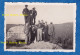 Photo Ancienne Snapshot - Portrait De Famille , Civil & Militaire Sur Un Bunker à Situer - 1940 1945 WW2 Uniforme Soldat - Oorlog, Militair