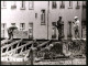 Archiv-Fotografie Unbekannter Fotograf, Ansicht Berlin, Bernauer Str., NVA-Soldaten überwachen Gebäudeabriss An D. M  - Guerre, Militaire