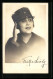 Foto-AK Dame Mit Schirmkappe Salutiert  - Guerre 1914-18