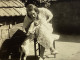 Photo Snapshot 1930 Cannes Femme, Assise, Les Gens Croisées En Robe. Le Chien Fait Le Beau Sur Sa Robe. Elle L’embrasse. - Anonyme Personen