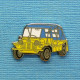 1 PIN'S //  ** AUSTIN MINI MOKE / PICK-UP TOUT TERRAIN / PAR B.M.C. BRITISH MOTOR CORPORATION ** - Andere & Zonder Classificatie