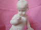 Superbe Statuette D'un Chérubin/enfant Assis - Gips