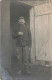 CARTE PHOTO - Un Officier Devant La Porte - Carte Postale Ancienne - Photographie