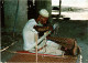 PC OMAN, WEAVER FROM QURAYAT, Modern Postcard (b52893) - Oman