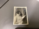 PHOTO SNAPSHOT 1920 Cannes Femme De Profil En Train De Lire, Debout Contre Une Porte Papier à La Main - Personnes Anonymes