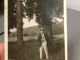 Photo Snapshot 1920 Cannes Homme Bien Habillé Avec Chapeau Dans 1, Square Jardin à Cannes En Train De Fumer Contre Un Ar - Personnes Anonymes