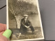 Photo Snapshot 1920 Cannes Homme, Assis Au Bord D’une Rivière Contre Un Arbre Pipe à La Bouche, Jambes écartées - Personnes Anonymes