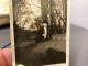 Photo Snapshot 1920 Cannes Bel Homme Bien Habillé Dans Un Jardin, Square Contre Un Arbre Jambes Croisé. - Anonymous Persons