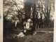 Photo Snapshot 1920 Cannes Belle Femme Bien Habillé Dans Un Jardin, Square Assise Par Terre, Fourrure, Arbre - Personnes Anonymes