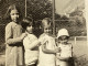 Photo Snapshot 1920 Cannes Beau Enfant, Fille, Garçon à La Queue Leu Leu L’intérieur, L’autre Contre Un Grillage - Personnes Anonymes