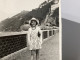 Photo Snapshot 1930 Théoule Sur Mer Petite Fille, Debout Qui Prend La Pause Avec Son Chapeau, Robe Collier Sac Sous épau - Personnes Anonymes