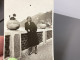 Photo Snapshot 1930 Théoule Sur Mer, Femme, Habillée En Noir Sur Une Terrasse, Belle Femme, Derrière Montagne - Personnes Anonymes
