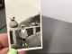 Photo Snapshot 1930 Théoule Sur Mer Petite Fille En Manteau Avec Chapeau. Belle Petite Fille Sur Une Terrasse Montagne D - Personnes Anonymes