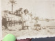 Photo Snapshot 1920 Cannes Petite Fille à Genoux Dans Le Sable à La Plage Poupon Dans Les Mains Fille, Assis Assise à Cô - Personnes Anonymes