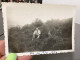 Photo Snapshot 1946pic Du Ger Jet Homme, Assis Dans L’herbe Dans Les Arbres, Tout Seul - Anonymous Persons