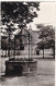 68. NEUF- BRISACH. CPA. UNE FONTAINE AVEC L'HOTEL DE VILLE.. ANNEES 50 - Neuf Brisach