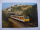 COMPEYRE (12) Ligne Des CAUSSES Béziers-Neussargues Automotrice Z 7354 Au Pied Du Village Peu Après Aguessac Aout 1992 - Eisenbahnen