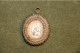 Delcampe - Médaille Religieuse Ancienne Travaillée Avec Des Fils Métalliques - Holy Religious Medal - Religion & Esotericism