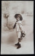 CPA  - Enfants -  Enfant En Chapeau  Blouse Col Marin Main Derrière Le Dos Avec Un Cadeau Et Des Fleurs - Autres & Non Classés