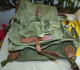 Delcampe - SAC A DOS ROMANIAN ARMY BACKPACK CANVAS WWII , EMPLACEMENT POUR LE CASQUE , TAMPON SUR LES SANGLES  ,FERMETURE PAR CORDA - Equipaggiamento