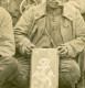 Photo Ancienne D'un Poilu - SERBIE / Monastir - Portrait De Poilu Du 4e Régiment Colonial CM2 Mitrailleuse WW1 Tranchée - Guerre, Militaire