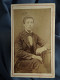 Photo CDV Anonyme  Jeune Homme Assis  Noeud Papillon Rayé  CA 1870 - L430 - Ancianas (antes De 1900)