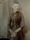 Photo CDV Ferd. Lippoldt à Königstein Jeune Femme Tenant Un Album Photos  CA 1885-90 - L430 - Ancianas (antes De 1900)