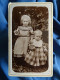 Photo CDV Anonyme  Petite Fille Blonde Et Un Bébé En Robe à Carreaux à Grand Col En Dentelle CA 1890-95 - L431 - Old (before 1900)