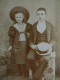 Photo CDV Anonyme  Fillette Portant Un Grand Chapeau Et Jeune Garçon Assis Tenant Un Canotier  CA 1900 - L431 - Old (before 1900)