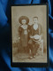 Photo CDV Anonyme  Fillette Portant Un Grand Chapeau Et Jeune Garçon Assis Tenant Un Canotier  CA 1900 - L431 - Old (before 1900)