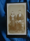 Photo CDV Anonyme Fillette Tenant Un Grand Chapeau Et Jeune Garçon Assis à Ses Côtés Tenant Un Canotier  CA 1900 - L431 - Old (before 1900)