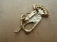 Bro-139 Broche Représentant Chapeau Fèminin Métal Doré à Décor De 6 Brillants - Sonstige & Ohne Zuordnung