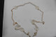 Cordon Chaine à Lunettes En Métal Doré Perles Fines Blanc Nacré Et Roses Fantaisie - Necklaces/Chains