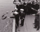 Drittes Reich. 2 Original Foto-Karten Kriegsmarine 2. Weltkrieg. Dem Meer Einen Kranz übergeben. Salutieren Von Matrosen - 1939-45