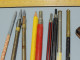 Delcampe - - LOT ECRITURE ANCIEN 2 ARDOISES PLUMIER BOIS & CRAYONS TAILLE CRAYON REGLES   E - Other & Unclassified