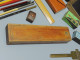 Delcampe - - LOT ECRITURE ANCIEN 2 ARDOISES PLUMIER BOIS & CRAYONS TAILLE CRAYON REGLES   E - Other & Unclassified